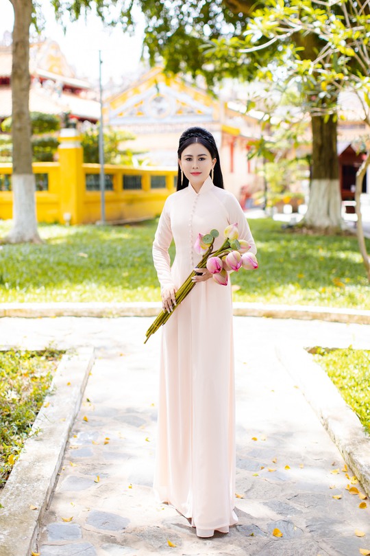 Hoa hậu thiện nguyện Lý Kim Ngân dịu dàng trong tà áo dài Việt - Ảnh 2.