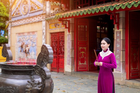 Hoa hậu thiện nguyện Lý Kim Ngân dịu dàng trong tà áo dài Việt - Ảnh 5.