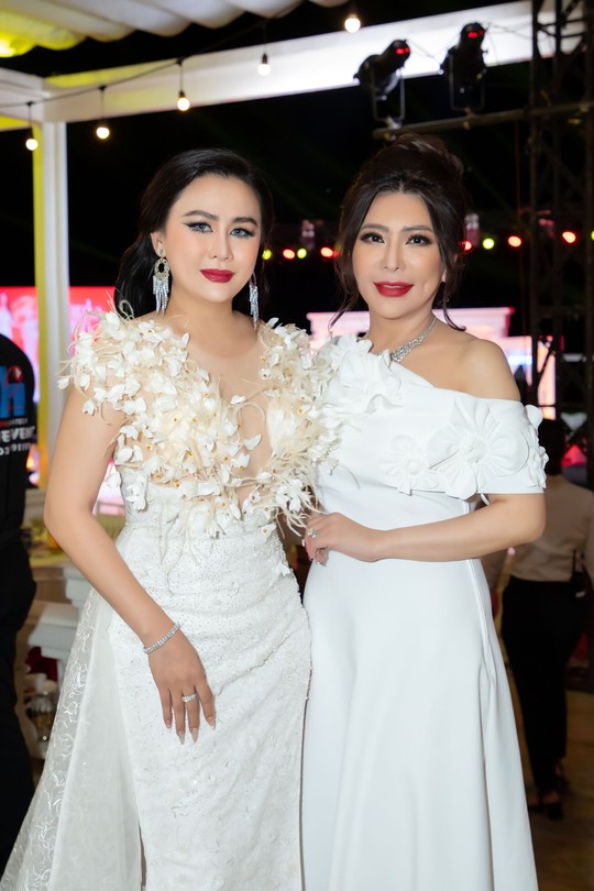 Hoa hậu Lý Kim Ngân diện dạ hội trắng muốt khoe vẻ đẹp đài cát - Ảnh 6.