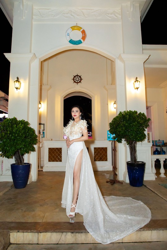 Hoa hậu Lý Kim Ngân diện dạ hội trắng muốt khoe vẻ đẹp đài cát - Ảnh 2.
