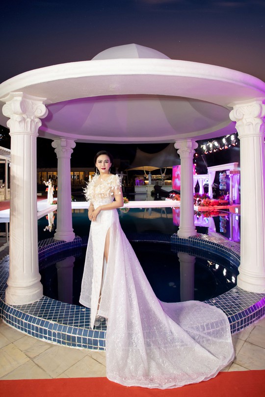 Hoa hậu Lý Kim Ngân diện dạ hội trắng muốt khoe vẻ đẹp đài cát - Ảnh 3.