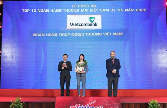 Lần thứ 7 liên tiếp, Vietcombank đứng đầu Top 10 ngân hàng uy tín - Ảnh 2.