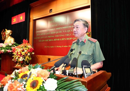 Chủ tịch nước Nguyễn Xuân Phúc trao Quyết định cho sĩ quan công an đi gìn giữ hòa bình - Ảnh 6.