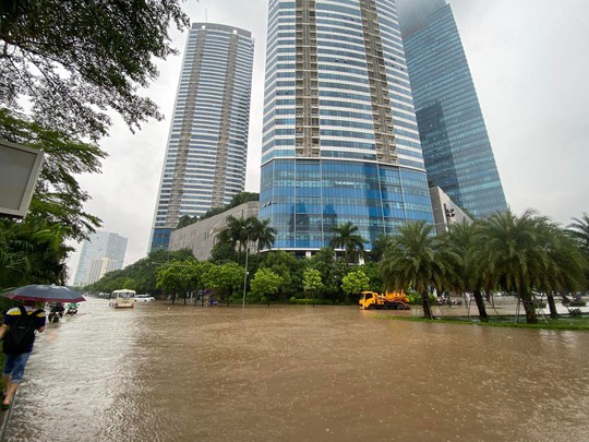 Hà Nội: Nhiều tuyến phố ngập sâu, giao thông ùn tắc, hỗn loạn - Ảnh 18.