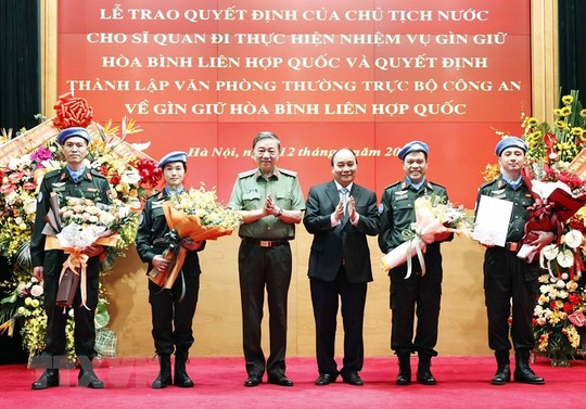 Chủ tịch nước Nguyễn Xuân Phúc trao Quyết định cho sĩ quan công an đi gìn giữ hòa bình - Ảnh 4.