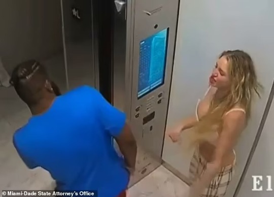 Lộ clip nữ người mẫu đánh đấm bạn trai dữ dội trong thang máy - Ảnh 1.