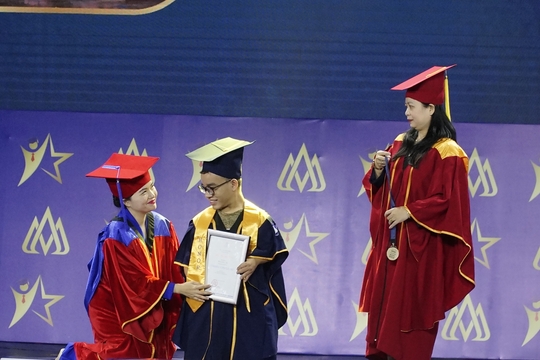 Xúc động hình ảnh hiệu trưởng “quỳ gối” trao bằng tốt nghiệp cho sinh viên đặc biệt - Ảnh 2.
