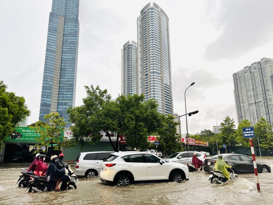 Hà Nội: Nhiều tuyến phố ngập sâu, giao thông ùn tắc, hỗn loạn - Ảnh 4.