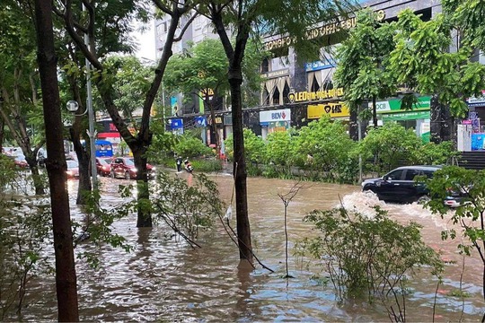 Hà Nội: Nhiều tuyến phố ngập sâu, giao thông ùn tắc, hỗn loạn - Ảnh 24.