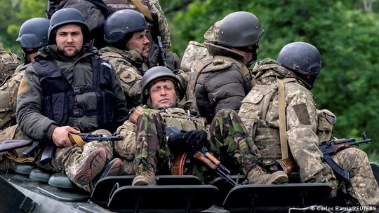 Ukraine phải gấp rút in tiền để trả cho quân đội - Ảnh 1.