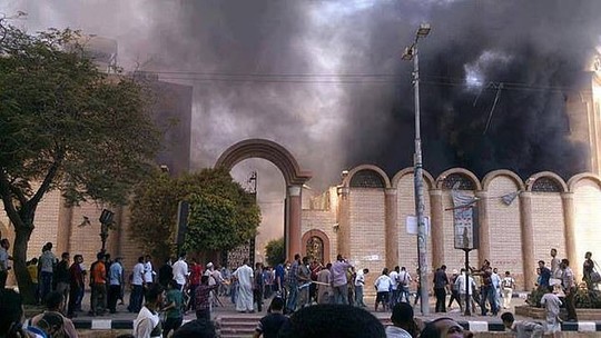 Cháy nhà thờ có 5.000 người bên trong, hơn 40 người thiệt mạng - Ảnh 1.