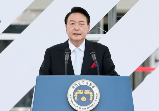 Tổng thống Hàn Quốc chìa cành ô liu cho cả Nhật Bản và Triều Tiên - Ảnh 1.