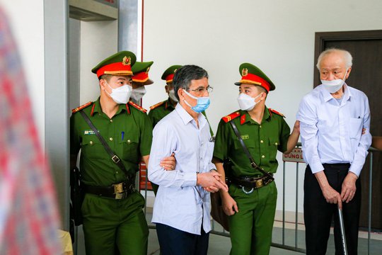 CLIP: Cựu bí thư Bình Dương Trần Văn Nam cùng các đồng phạm bị dẫn giải tới tòa - Ảnh 13.