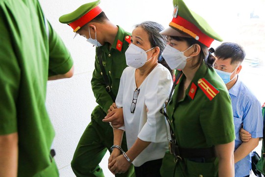 CLIP: Cựu bí thư Bình Dương Trần Văn Nam cùng các đồng phạm bị dẫn giải tới tòa - Ảnh 9.