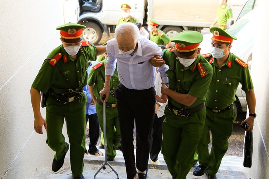 CLIP: Cựu bí thư Bình Dương Trần Văn Nam cùng các đồng phạm bị dẫn giải tới tòa - Ảnh 5.