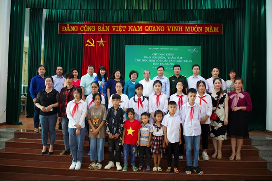 Gia đình nhà thơ Thâm Tâm lập quỹ học bổng tặng học sinh Cao Bằng - Ảnh 1.