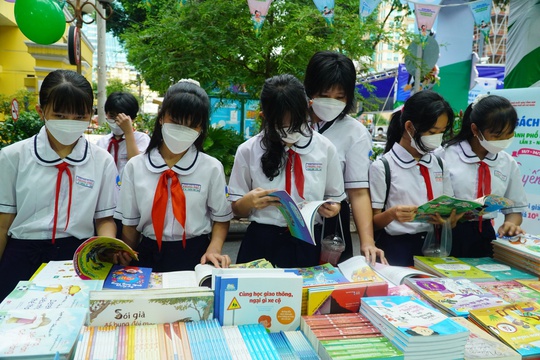 TP HCM trao tặng sách cho Thư viện các trường Tiểu học ở ngoại thành - Ảnh 1.