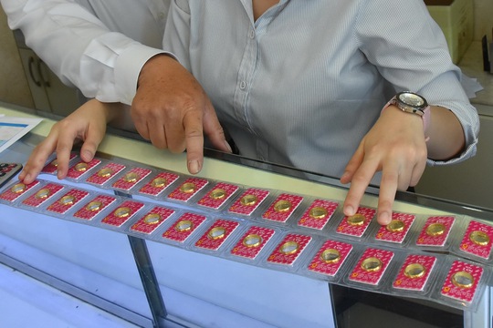 Giá vàng hôm nay 18-8: Áp lực từ USD, vàng lao xuống dốc - Ảnh 1.