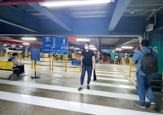 Taxi, xe công nghệ “hết đường” chèo kéo, làm giá ở sân bay Tân Sơn Nhất - Ảnh 1.