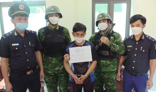 Lái ô tô chở 1kg ketamin, 7.500 viên ma túy từ Lào sang Việt Nam - Ảnh 1.