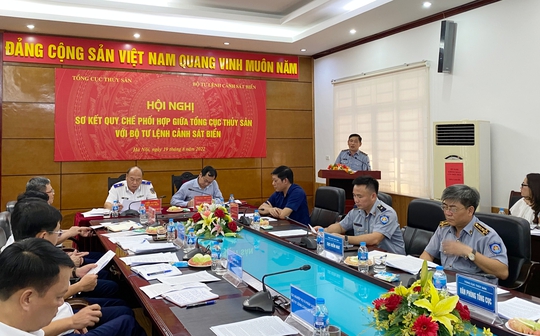 Cảnh sát biển Việt Nam và Tổng cục Thuỷ sản phối hợp gỡ thẻ vàng thuỷ sản - Ảnh 1.