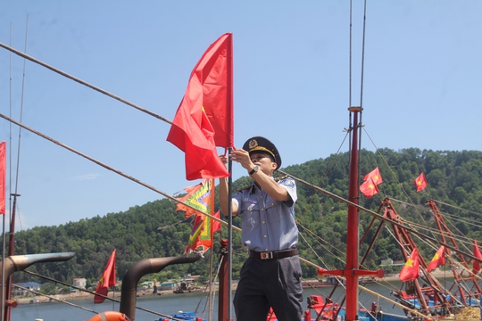 Trao 2.000 lá cờ Tổ quốc cho ngư dân Nghệ An - Ảnh 5.