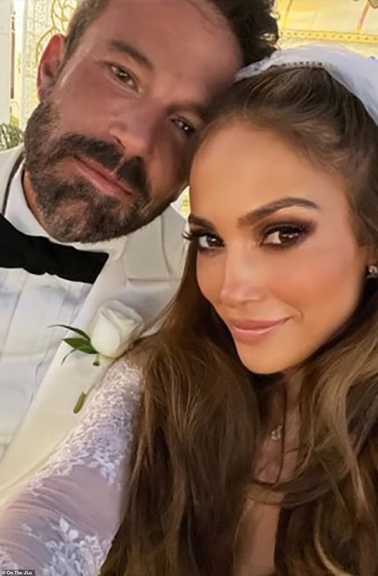 Đám cưới ngập sắc trắng của Jennifer Lopez và Ben Affleck - Ảnh 9.