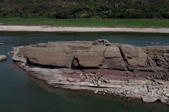 Hòn đảo chìm có 3 tượng Phật cổ hiện ra trên sông Dương Tử - Ảnh 1.
