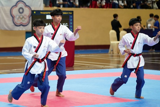 Ấn tượng các nữ võ sĩ nhí mở màn ngày hội Taekwondo châu Á 2022 - Ảnh 7.
