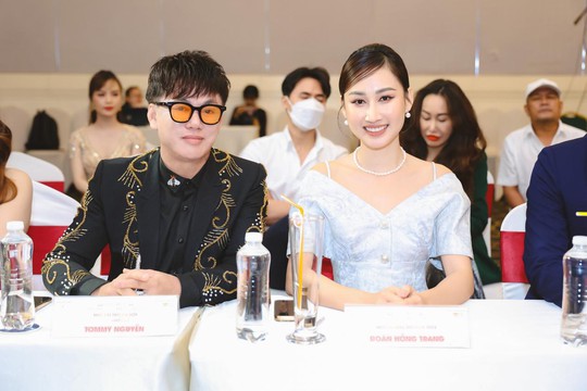 NTK Tommy Nguyễn bất ngờ hội ngộ Hoa hậu Đoàn Hồng Trang - Ảnh 1.