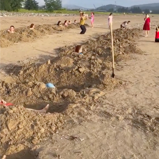 Xôn xao clip nhóm du khách “đào huyệt mộ” chơi trò tắm cát - Ảnh 1.