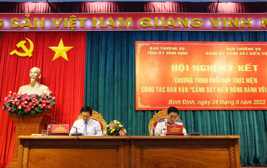 Một triệu lá cờ Tổ quốc cùng ngư dân bám biển đến với ngư dân Bình Định - Ảnh 2.