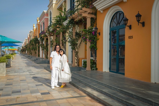 Cặp đôi Cẩm Vân-Khắc Triệu tận hưởng kỳ nghỉ dưỡng đầy sôi động tại thành phố biển - Ảnh 3.