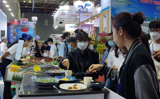 Xếp hàng chờ thưởng thức hải sản tại hội chợ thủy sản lớn nhất Việt Nam - Ảnh 4.