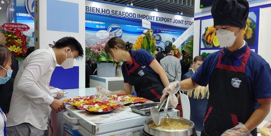 Xếp hàng chờ thưởng thức hải sản tại hội chợ thủy sản lớn nhất Việt Nam - Ảnh 6.