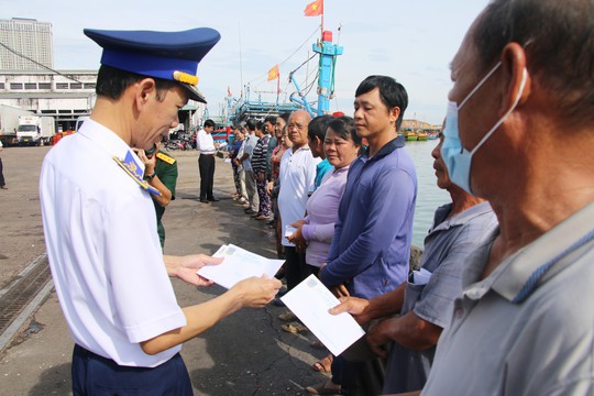 Ngư dân Bình Định xúc động đón nhận cờ Tổ quốc - Ảnh 3.