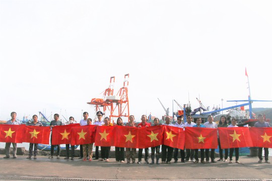 Ngư dân Bình Định xúc động đón nhận cờ Tổ quốc - Ảnh 1.