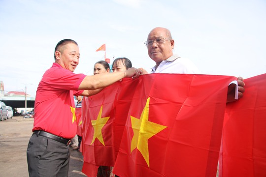 Ngư dân Bình Định xúc động đón nhận cờ Tổ quốc - Ảnh 4.