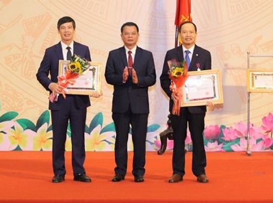 Lào trao tặng nguyên Bí thư Thanh Hóa Trịnh Văn Chiến Huân chương Lao động - Ảnh 2.
