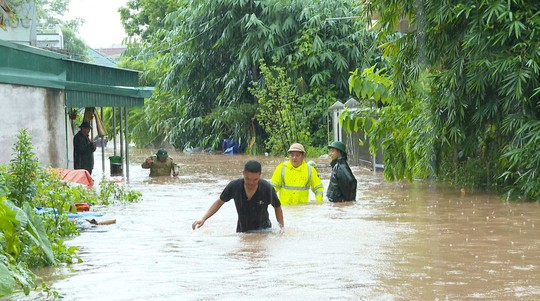 Nhiều nơi ở Quảng Ninh bị cô lập trong biển nước - Ảnh 2.