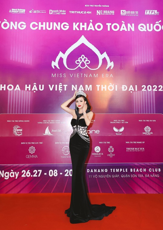 Hoa hậu Lý Kim Ngân tiếp tục ngồi ghế nóng giám khảo - Ảnh 2.