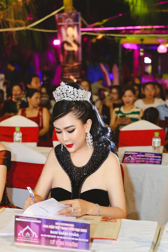 Hoa hậu Lý Kim Ngân tiếp tục ngồi ghế nóng giám khảo - Ảnh 4.
