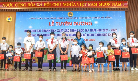 Trao tặng hàng trăm phần quà trung thu cho con công nhân - Ảnh 2.