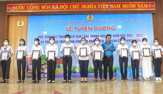 Trao tặng hàng trăm phần quà trung thu cho con công nhân - Ảnh 1.