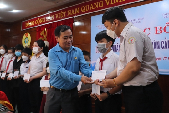 30 học sinh ở Quảng Nam nhận món quà ý nghĩa đầu năm học mới - Ảnh 1.