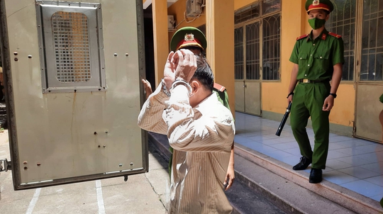 Lừa đảo, 2 cựu cán bộ ở Quảng Nam lãnh 19 năm tù - Ảnh 1.