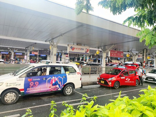 Lại lo sân bay Tân Sơn Nhất thiếu xe đón khách - Ảnh 1.