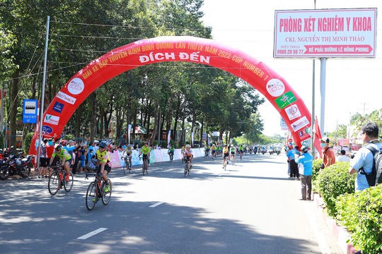Number 1 Chanh, Dâu tiếp sức vận động viên chinh phục chặng 3 Giải Xe đạp truyền hình Bình Dương - Ảnh 2.