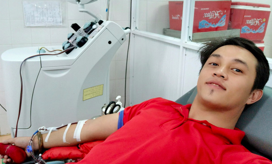 Người đàn ông 48 tuổi ở TP HCM 102 lần hiến máu - Ảnh 2.