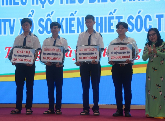 Sóc Trăng trao 523 suất học bổng cho học sinh, sinh viên - Ảnh 1.
